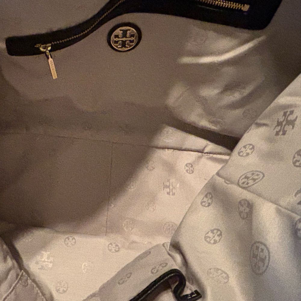 Tory Burch - Black Leather Bag/Tote with Gold Emblem & Details - NEW - Picture 6 of 12